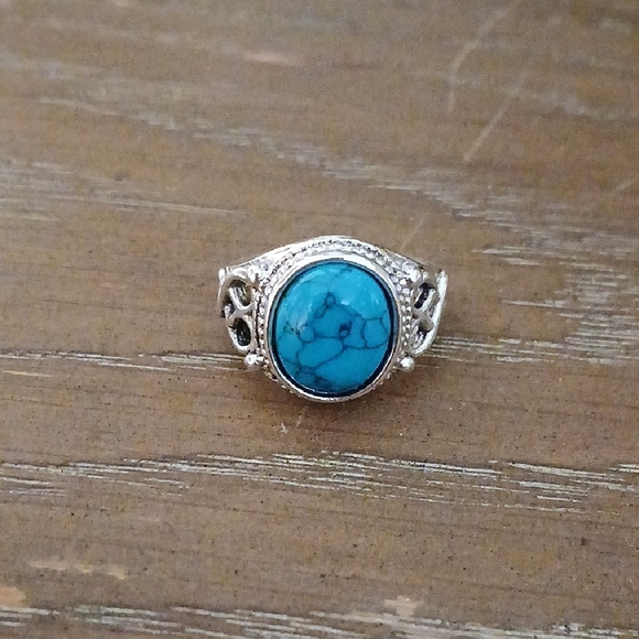 Blue and Silver Turquoise Ring with Classic Design - Picture 3 of 11
